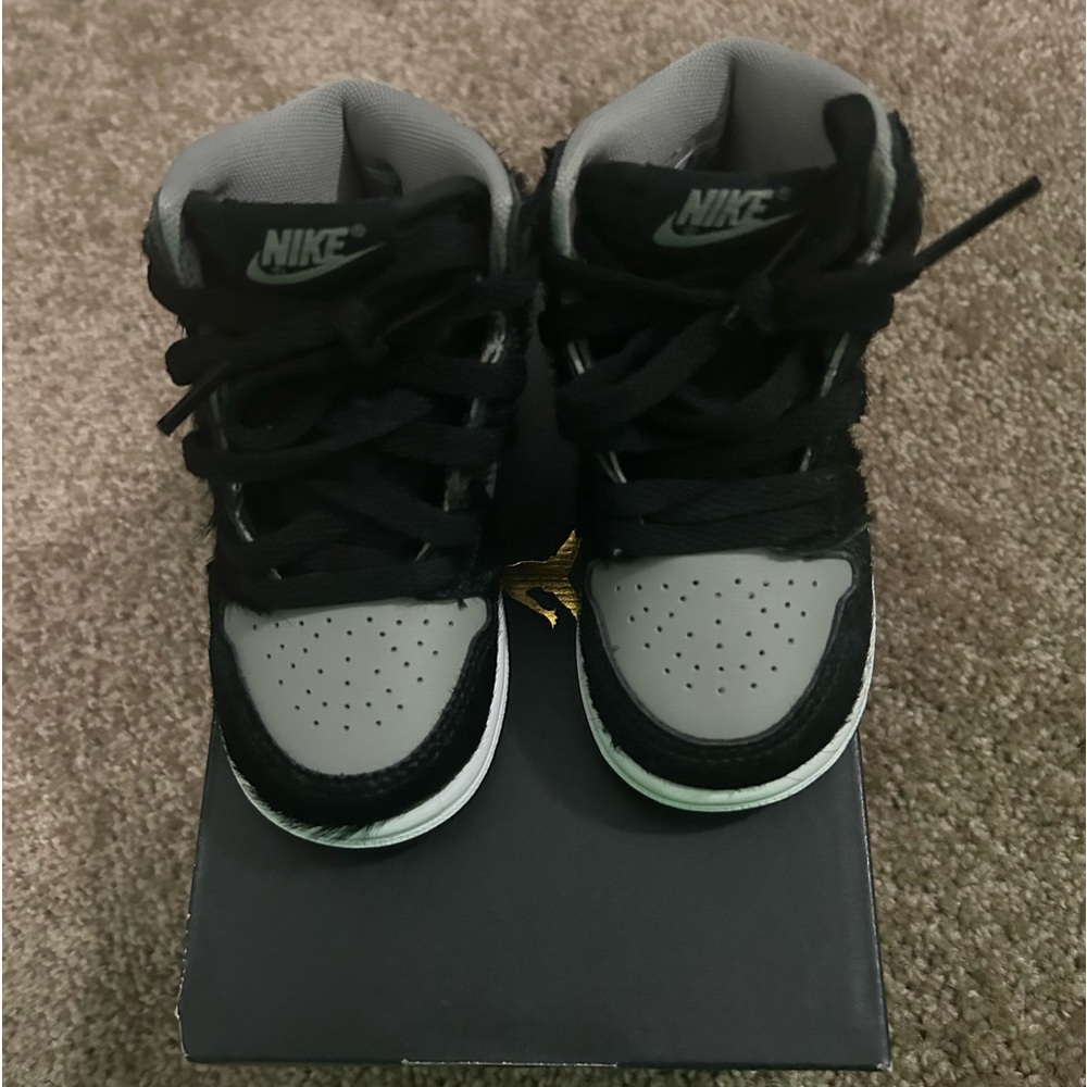 Jordan 1s Mid SE